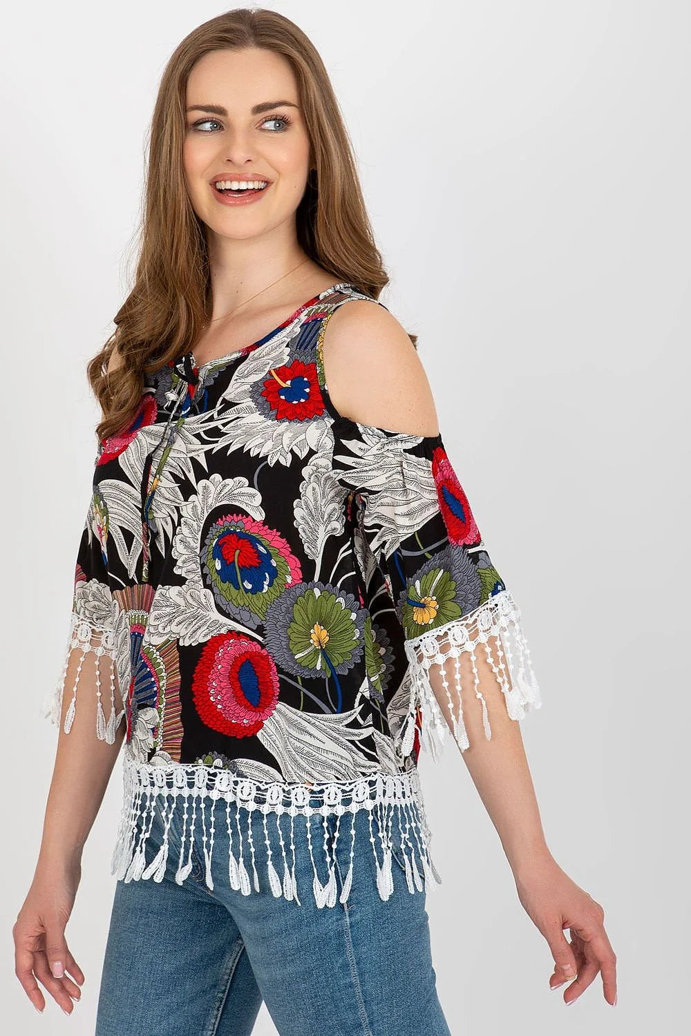blouse femme bohème imprimé floral multicolore fond noir épaules dénudées manches mi longues dentelle franges macramé col lacet coupe ample