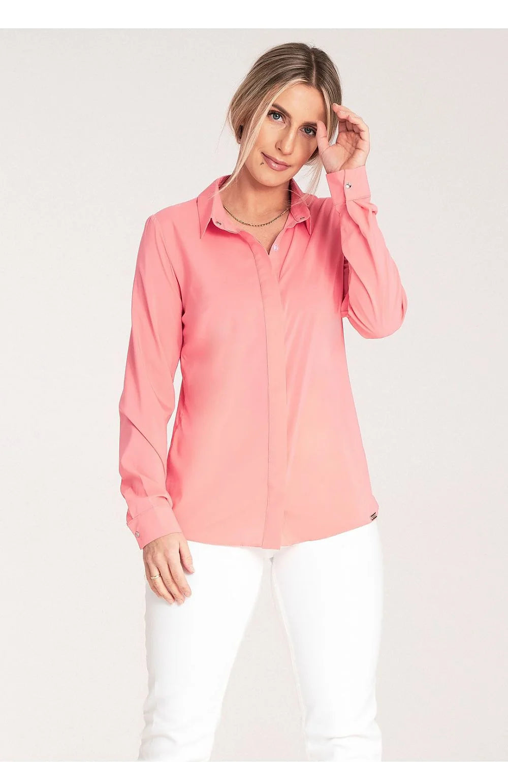 chemise longue manches longues corail rose col classique patte boutonnage dissimulée coupe droite légèrement cintrée taille ajustée polyester élasthanne soyeuse
