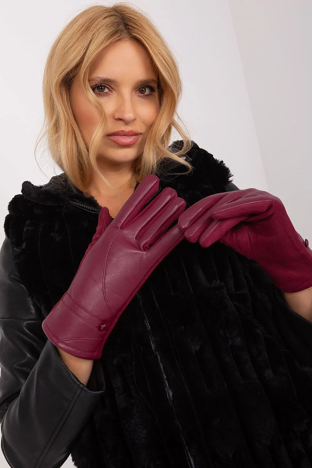 Gants élégants pour femmes en cuir bordeaux avec broderie fleur et boutons décoratifs, manches ajustées, style moderne et durable