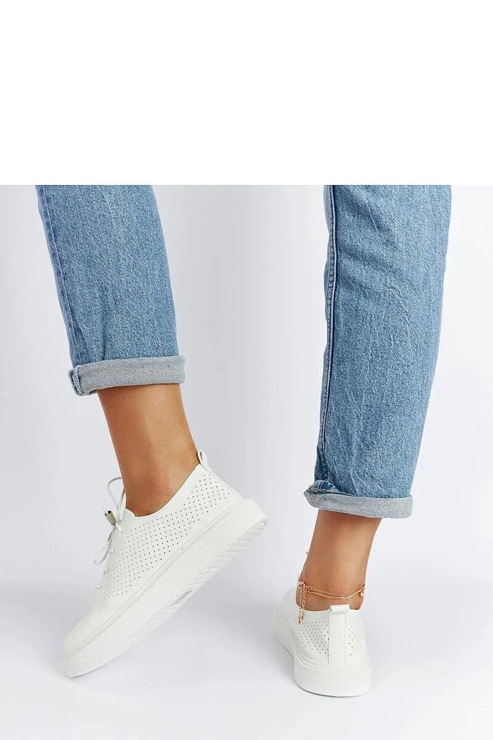 baskets femmes blanches cuir perforées minimalistes respirantes basses semelles caoutchouc plateformes antidérapantes amorties confortables lacets élastiques embouts métalliques