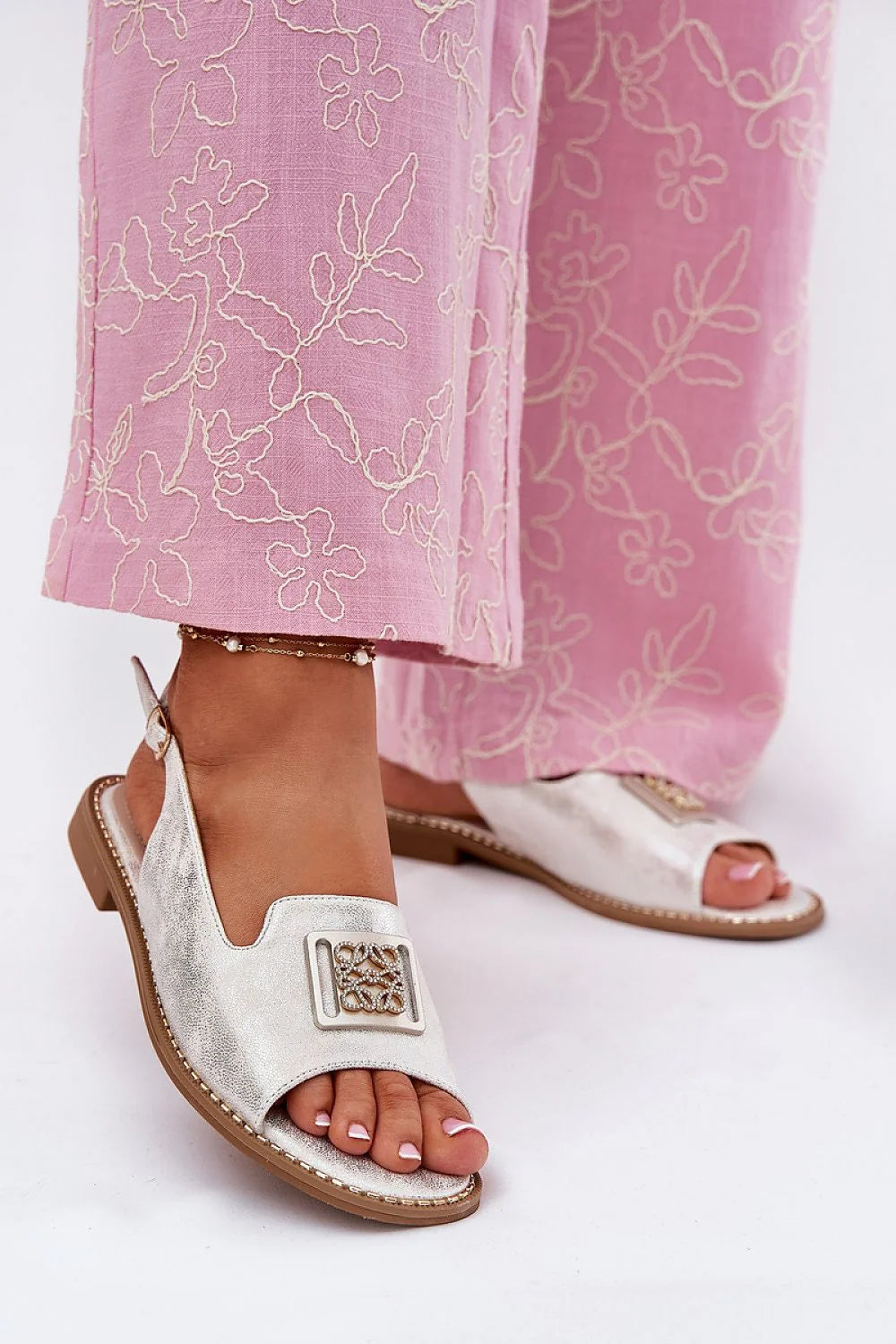 Sandales élégantes pour femmes en simili cuir argenté, détails décoratifs, confort maximal, style moderne, occasions multiples