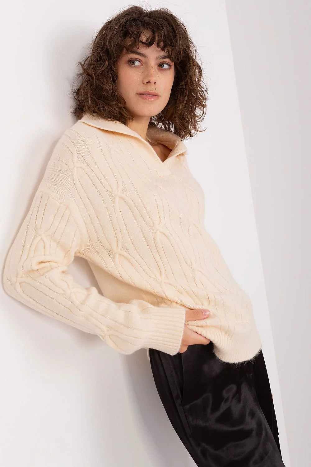 Pull femme design classique moderne col ouvert style polo coupe ample matière douce couleur beige crème motif torsadé finitions côtelées longueur standard