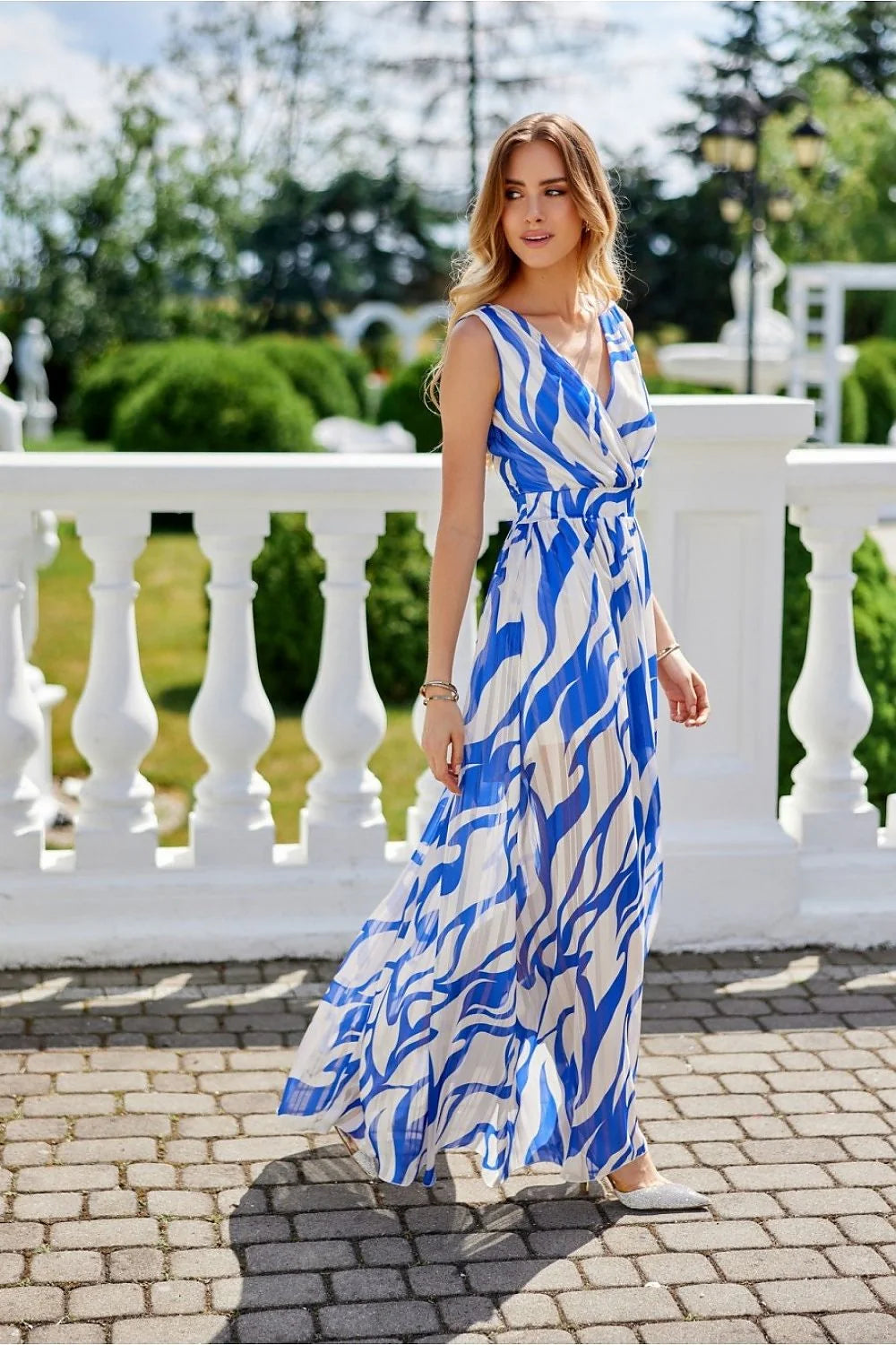 Robe de jour Roco Fashion longue imprimé abstrait bleu et blanc épaules tombantes décolleté en V profond taille ajustable occasion estivale femme