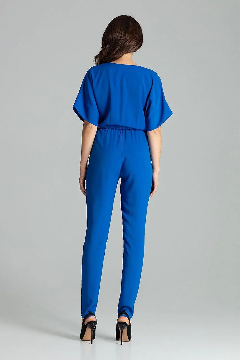 combinaison pantalon femme bleu électrique col V croisé manches kimono courtes taille cintrée élastique jambes droites effilées tissu fluide drapé