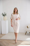 Robe de jour élégante pour femme mature en tricot confortable manches courtes couleur beige ajustable à la taille