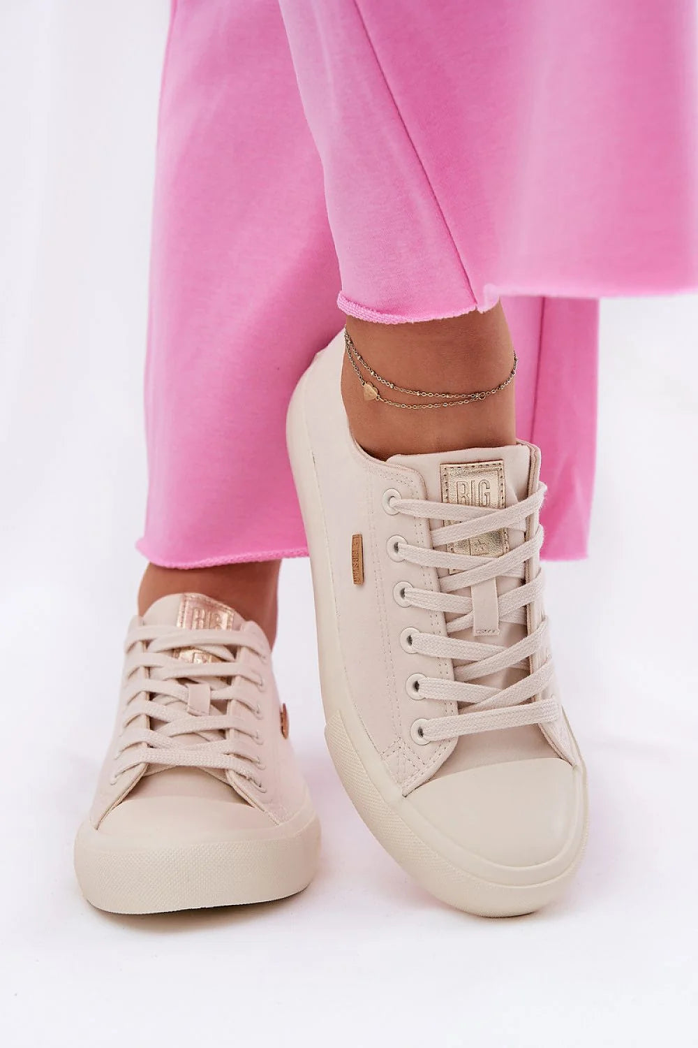 Baskets pour femme élégantes et confortables design contemporain couleur beige clair coupe basse style tennis fabriquées en textile semelle caoutchouc pour quotidien