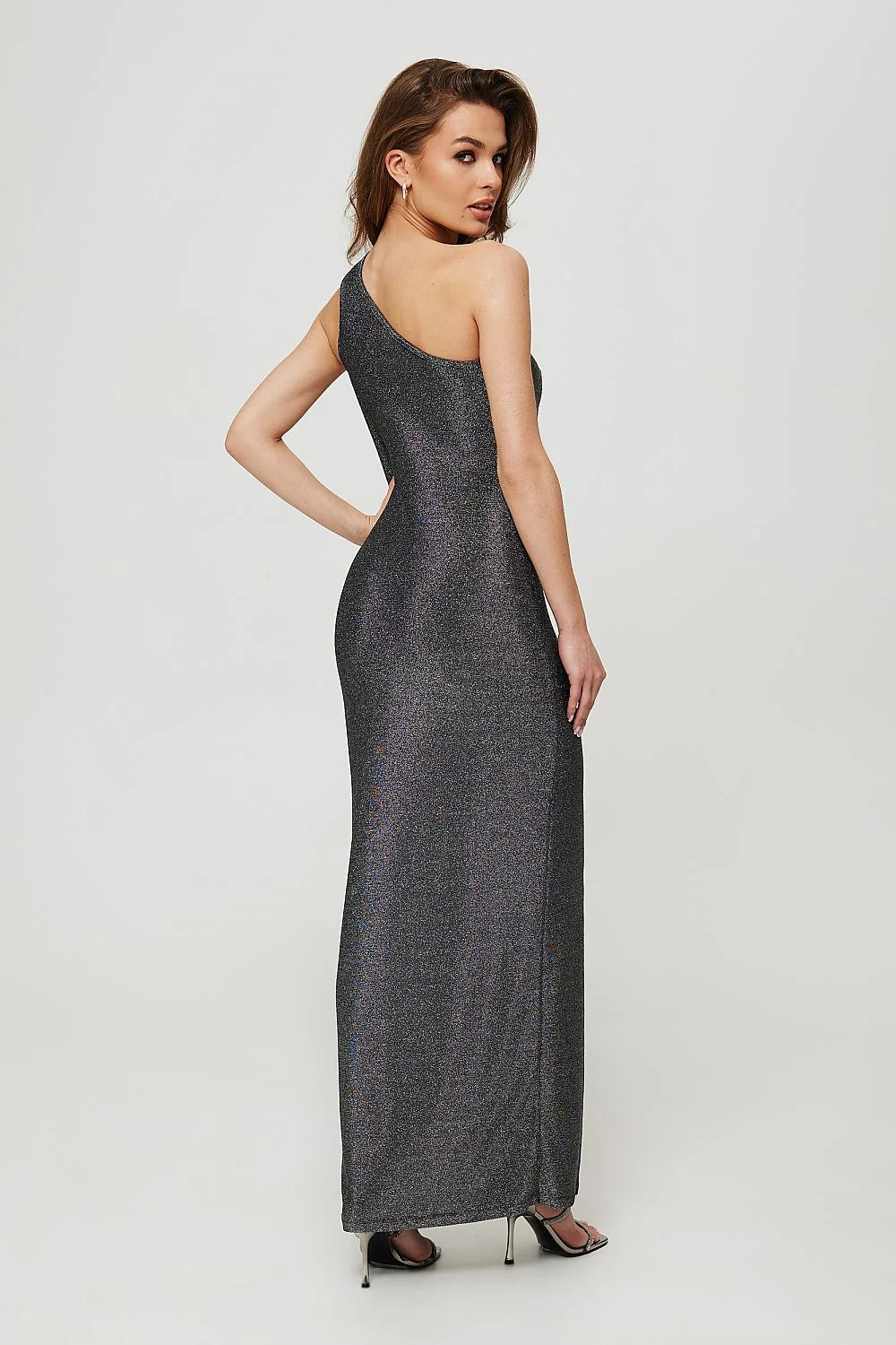Robe de soirée longue gris métallisé coupe ajustée col asymétrique fente haute sandales argentées femme