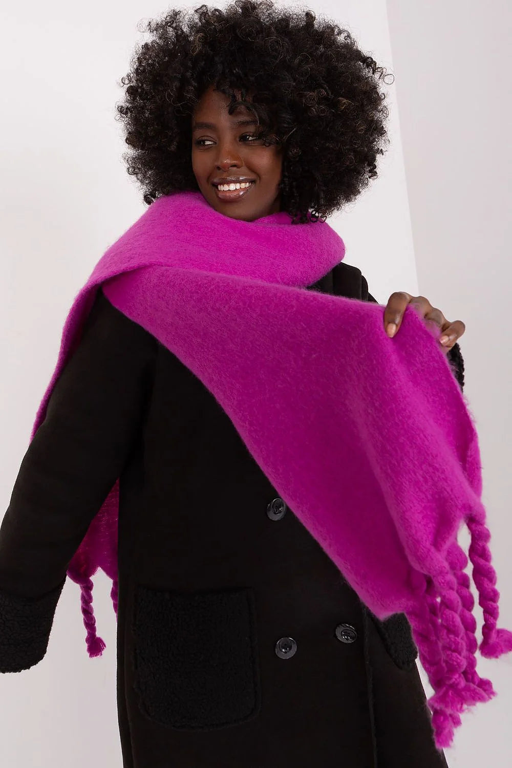 écharpe longue laine torsadée fuchsia moelleuse duveteuse oversize rectangulaire ample franges finitions mohair volumineuse chaude hivernale élégante polyvalente
