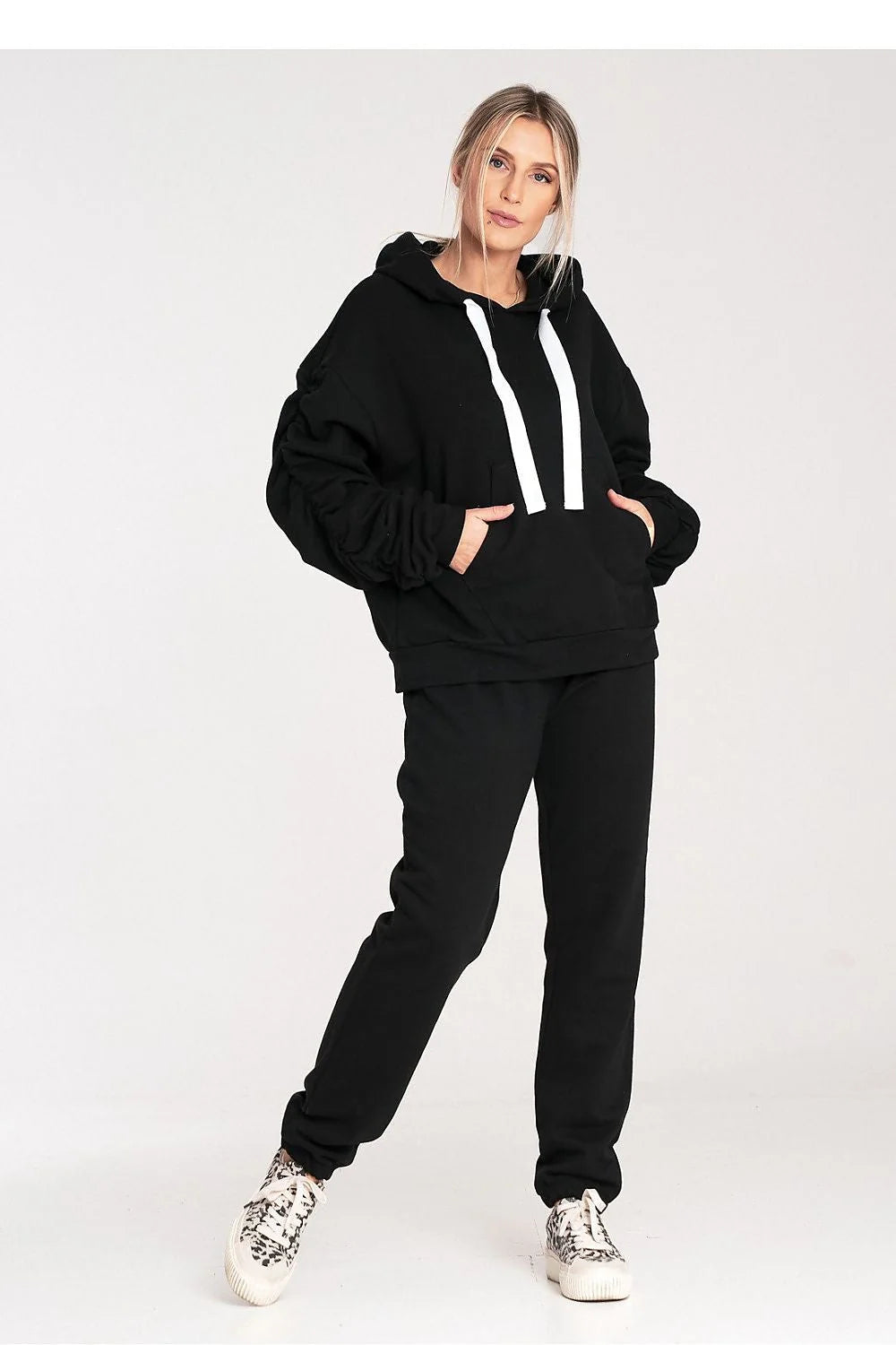 sweatshirt femme moderne oversized capuche coton épais noir cordon blanc contrastant poche kangourou manches bouffantes fronces poignets côtelés streetwear urbain