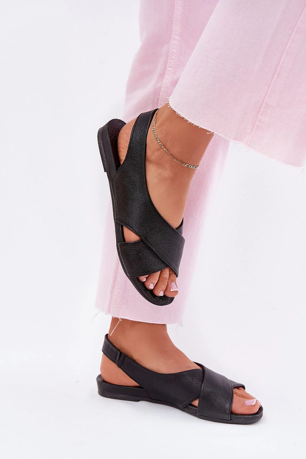 Sandales pour femmes style moderne ouvertes cuir noir confortables talon plat occasions estivales design sophistiqué