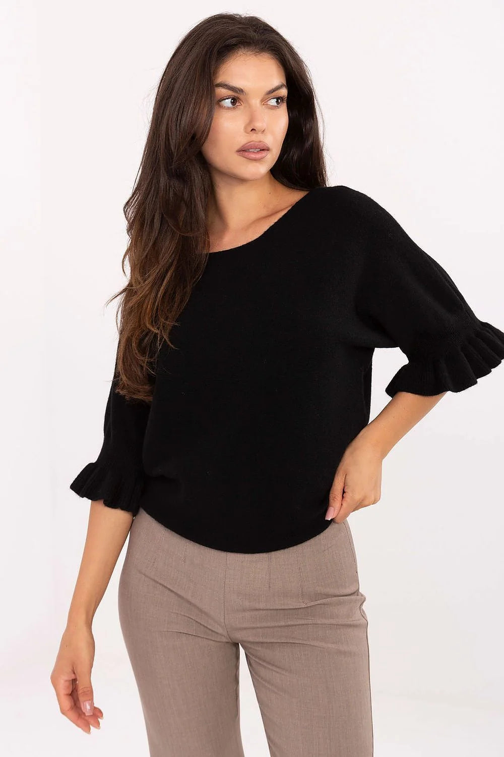pull femme noir maille fine manches troisquarts volants encolure bateau oversize coupe droite ourlet arrondi côtelé