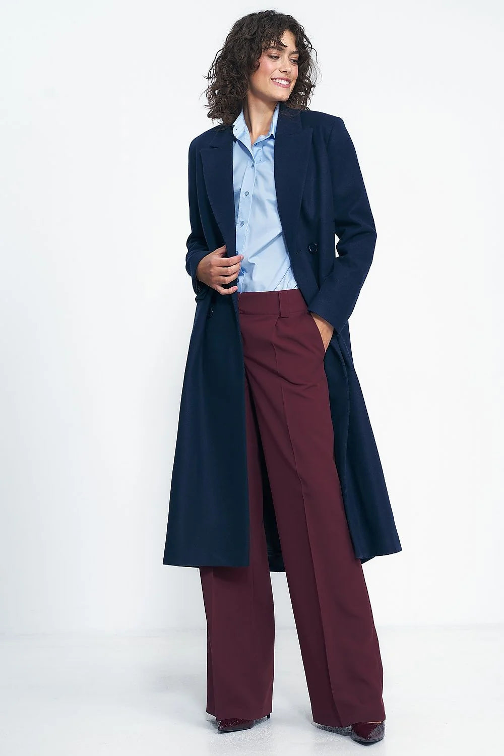 Manteau élégant long bleu marine double boutonnage style raffiné pour femmes coupe ajustée matières chaudes