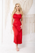 Robe longue élégante pour femmes couleur rouge vif décolleté drapé silhouette ajustée matériau satin soie longueur midi occasion spéciale