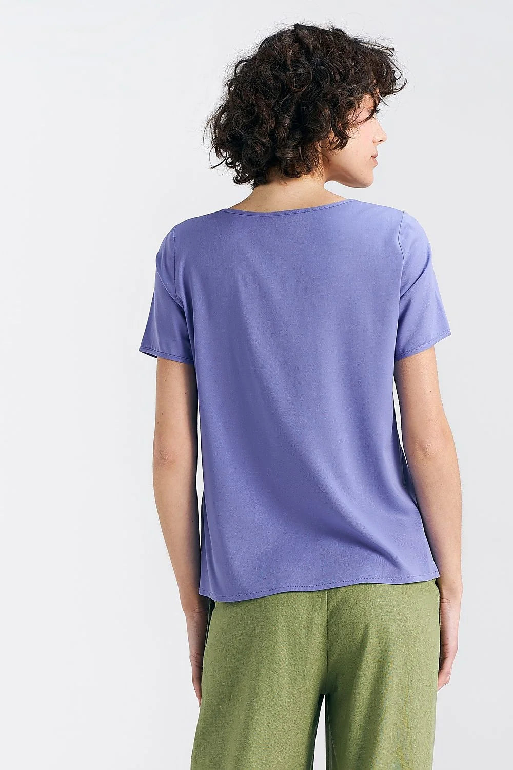 chemisier violet doux manches courtes tissu léger fluide polyester coupe ample col rond dégagé coutures renforcées minimaliste polyvalent élégant quotidien