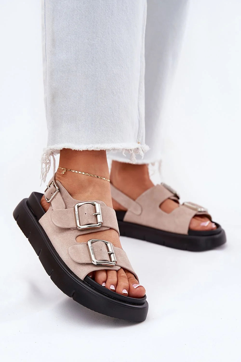 Sandales modernes femmes cuir suédé beige semelle épaisse plateforme métal boucles style élégant été confort