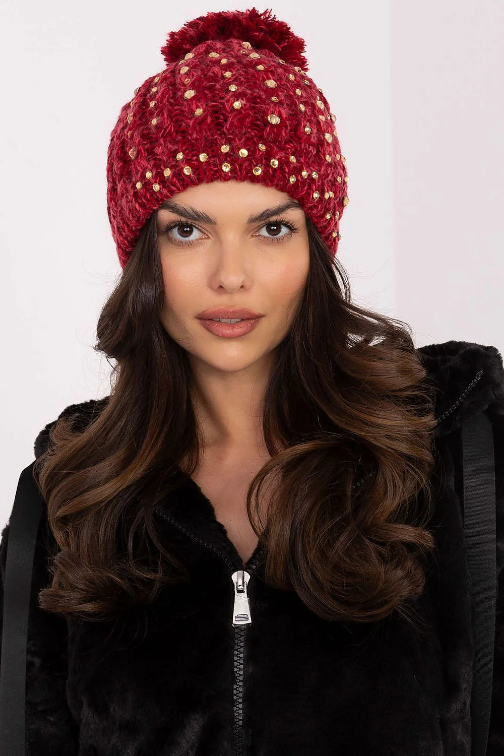 Bonnet d'hiver féminin en laine tricoté maille épaisse couleur rouge vif perles dorées pompon volumineux ajusté