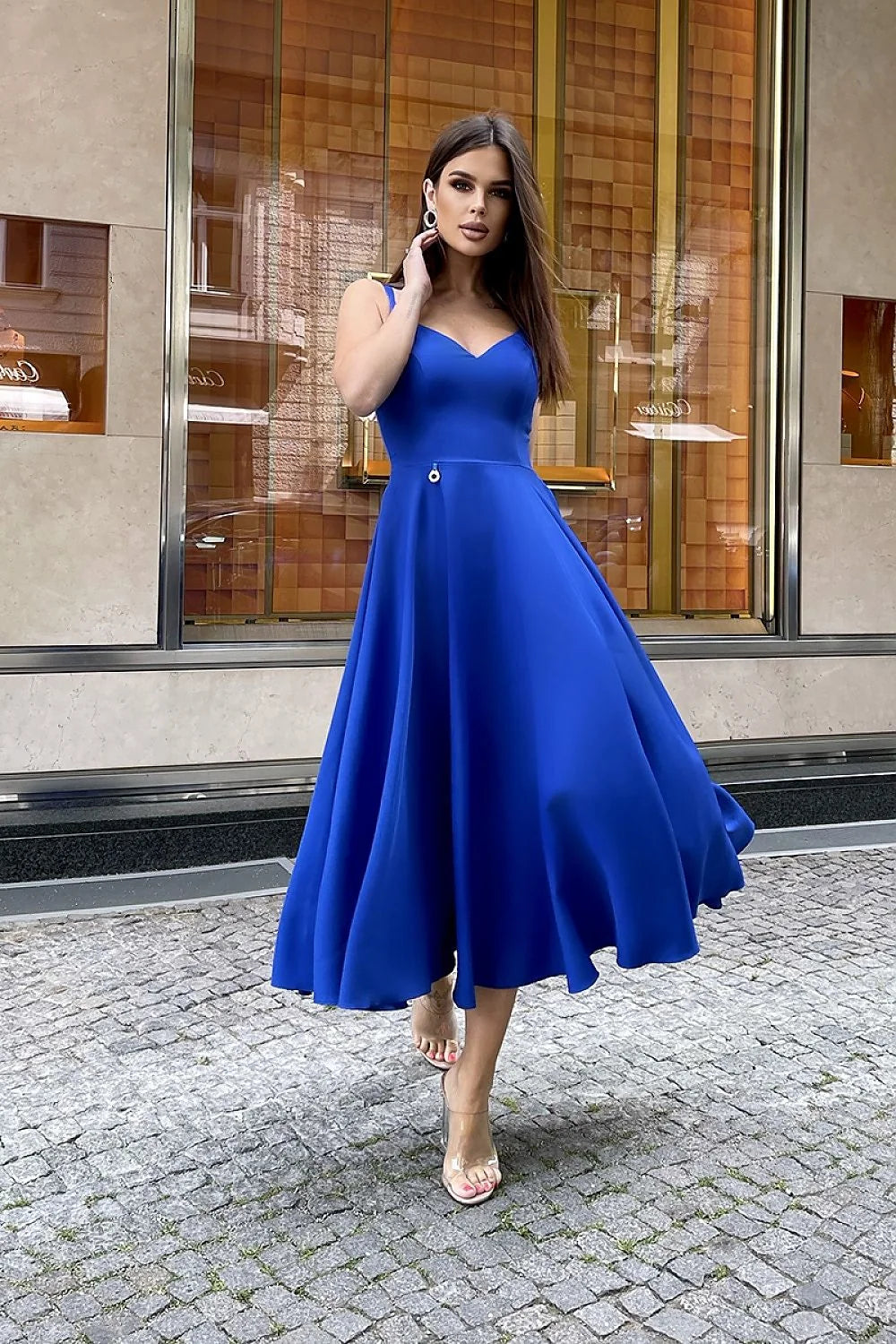 Robe élégante longue pour femme en polyester et viscose, style A-line, décolleté en cœur, bretelles fines, métal decoratif, couleur rouge vif, fermeture éclair dissimulée, occasion spéciale ou formelle