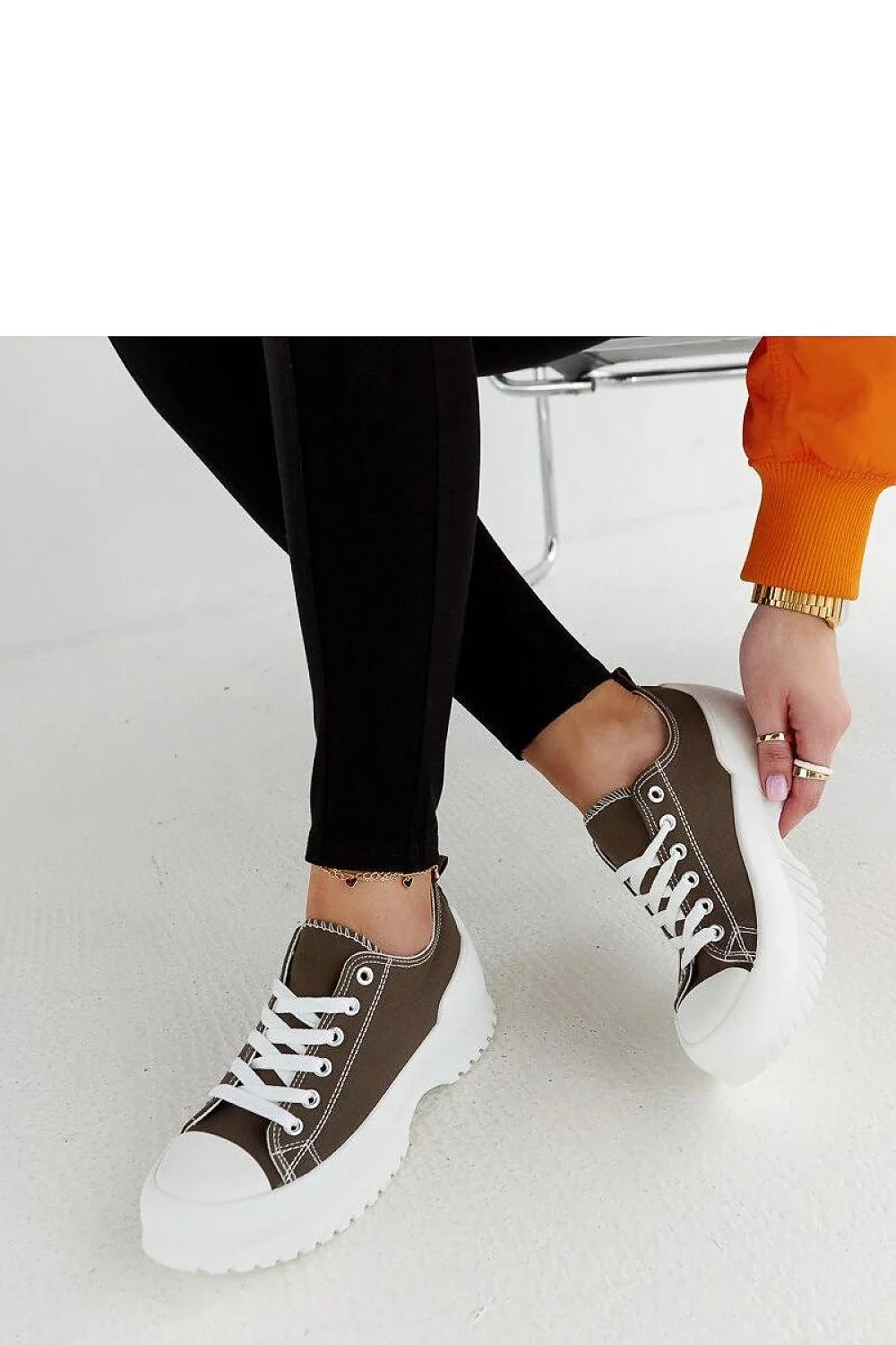 Tenue décontractée moderne pour femmes veste bomber orange t-shirt blanc pantalon noir baskets sneakers style urbain
