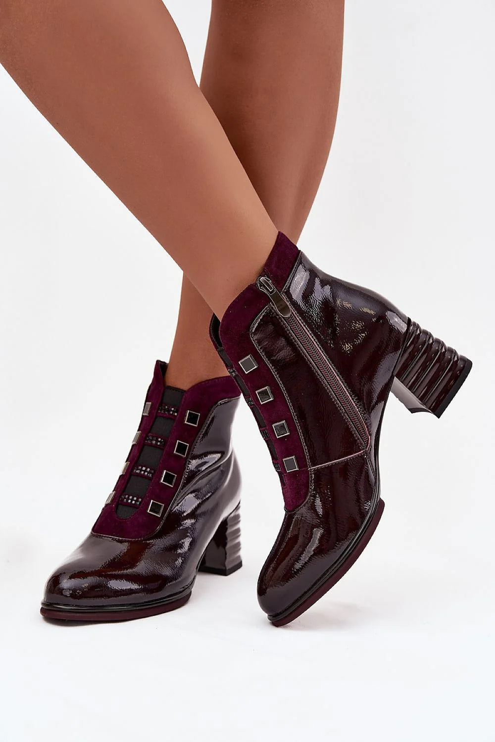 bottines femme cuir naturel verni bordeaux suède contrastant bout arrondi talon bloc sculpté fermeture éclair latérale œillets métalliques doublure chaude