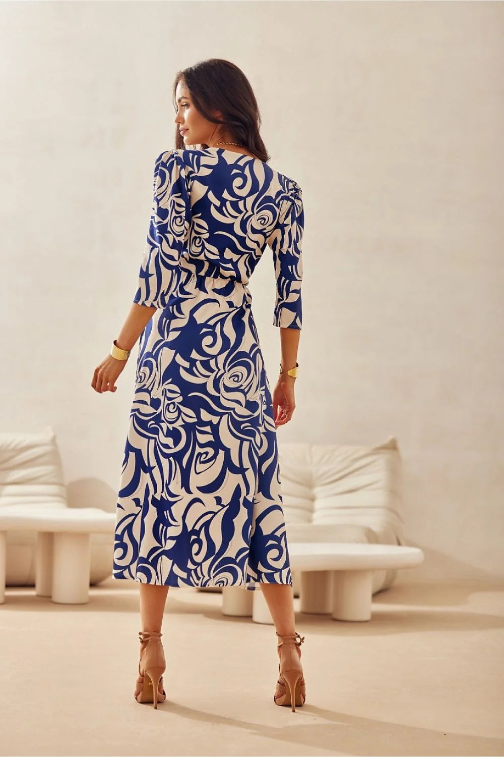 Robe de jour élégante à motifs abstraits bleu royal sur fond blanc, portefeuille, manches trois-quarts, tissu fluide polyester, taille ajustable, occasion semi-formelle femme