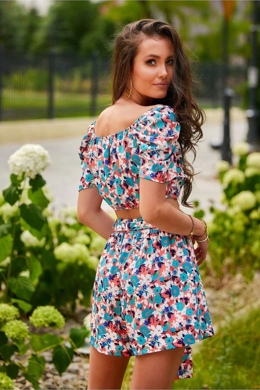 Ensemble estival féminin pour femme composé d'un haut Bardot et d'un short taille haute imprimé floral turquoise rose bleu blanc ajusté confortable pour été