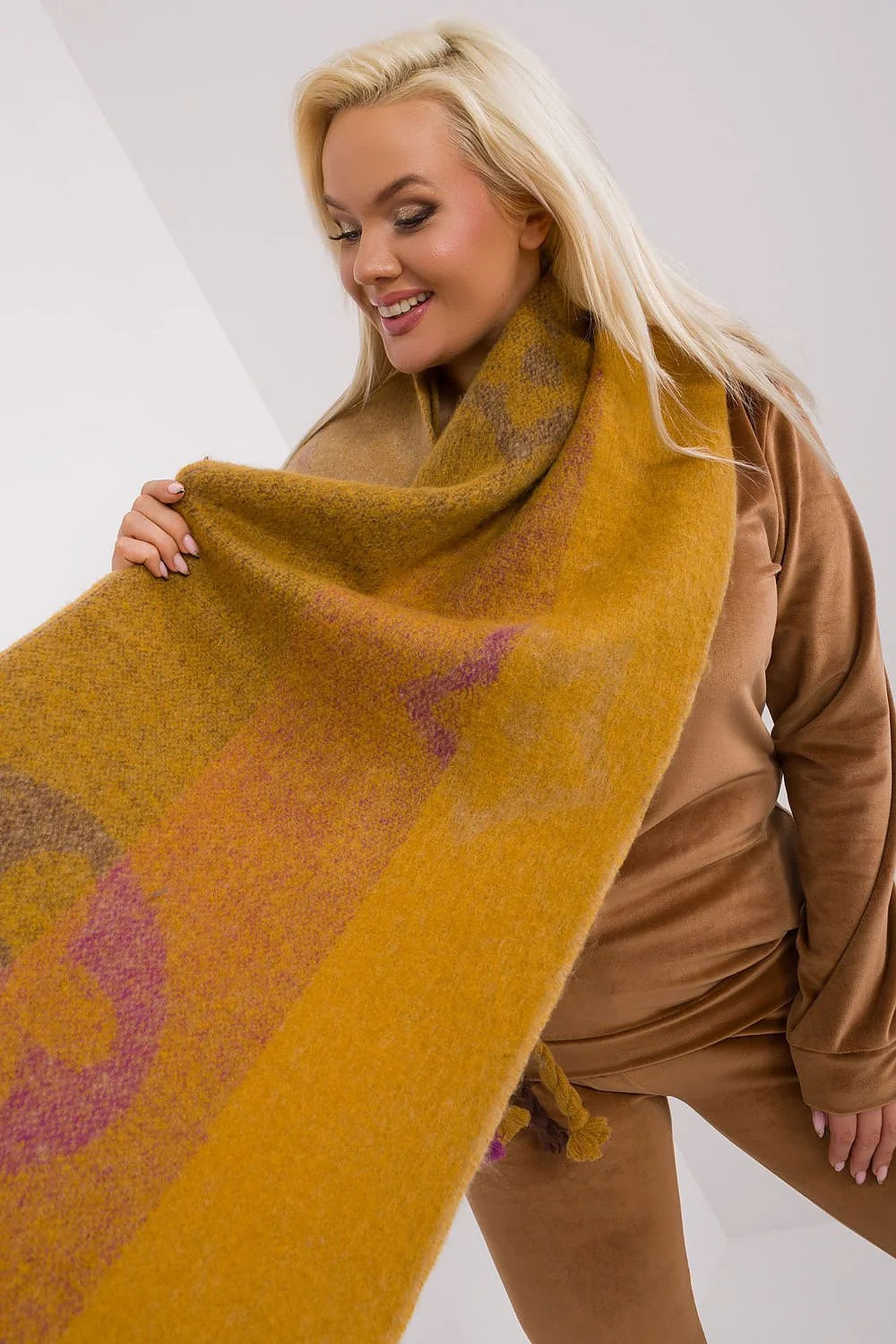 Châle écharpe design coloré en polyester bordeaux ocre beige franges torsadées pour femmes automne hiver versatile porté多种方式 élégant