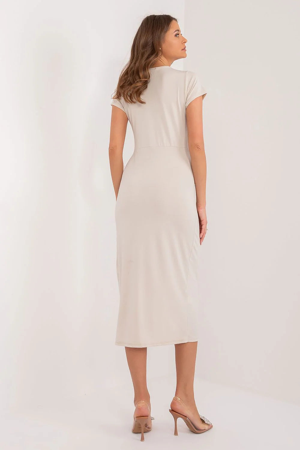 Robe de jour élégante Italy Moda tissu fluide couleur beige manches courtes décolleté V taille ajustable