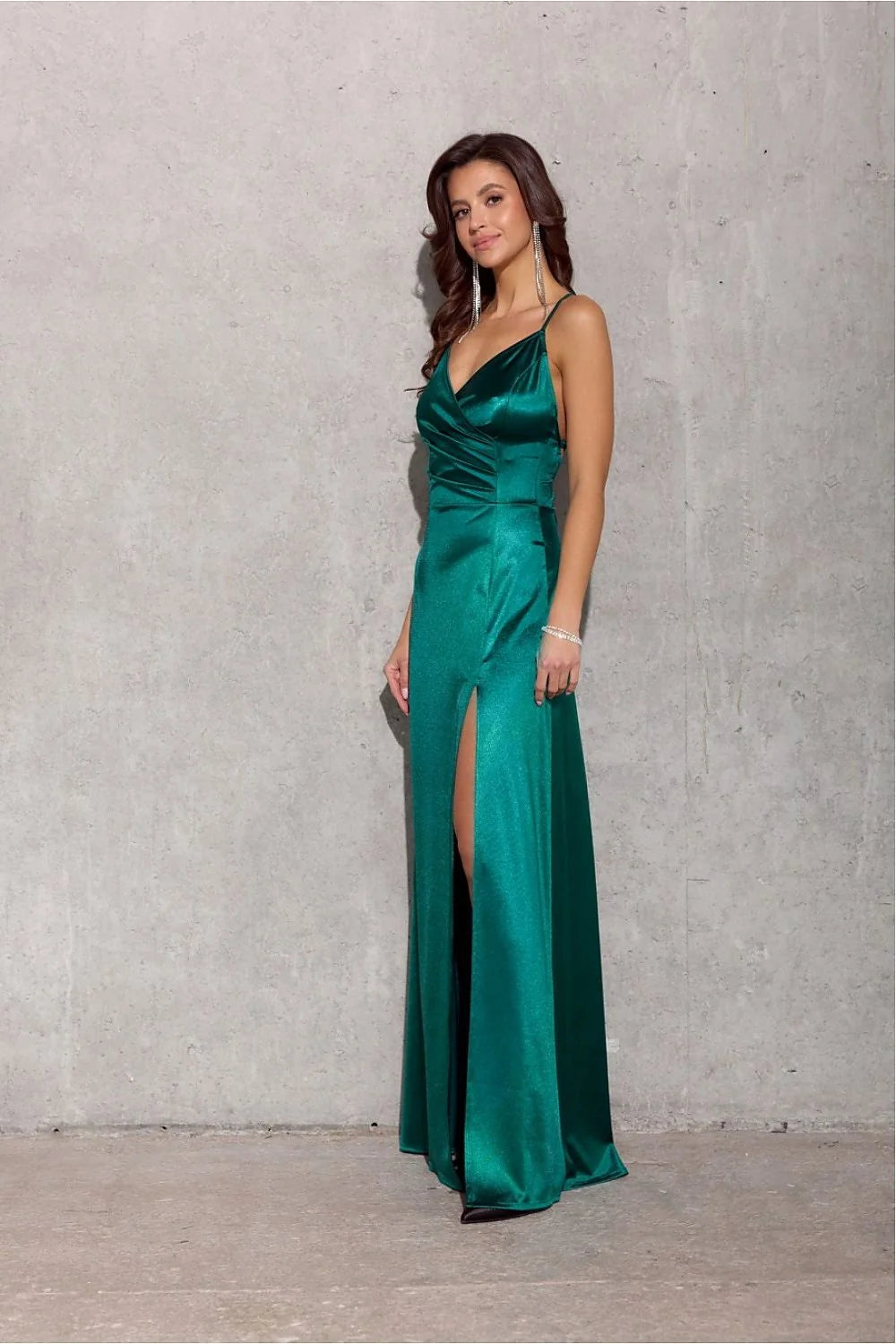 Robe de soirée élégante longue décolleté en cœur bretelles fines dos audacieux couleur bleu-vert satiné taille ajustée jupe évasée fente haute occasion festive femme