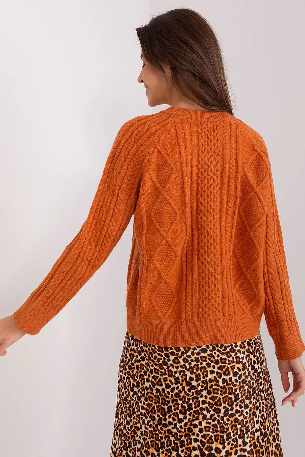 Cardigan en tricot pour femme, style classique, motifs torsadés, couleur orange vif, coupe ample, manches longues, col rond, boutons coordonnés, finitions côtelées, idéal pour l'hiver, vêtement intemporel, confort et style