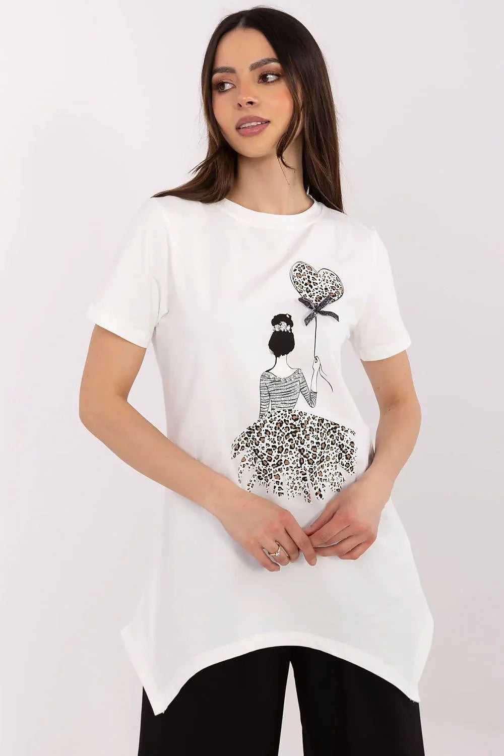 T-shirt femme design moderne artistique silhouette féminine ballon cœur motif léopard manches courtes encolure ronde couleur blanche matériau confortable polyvalent