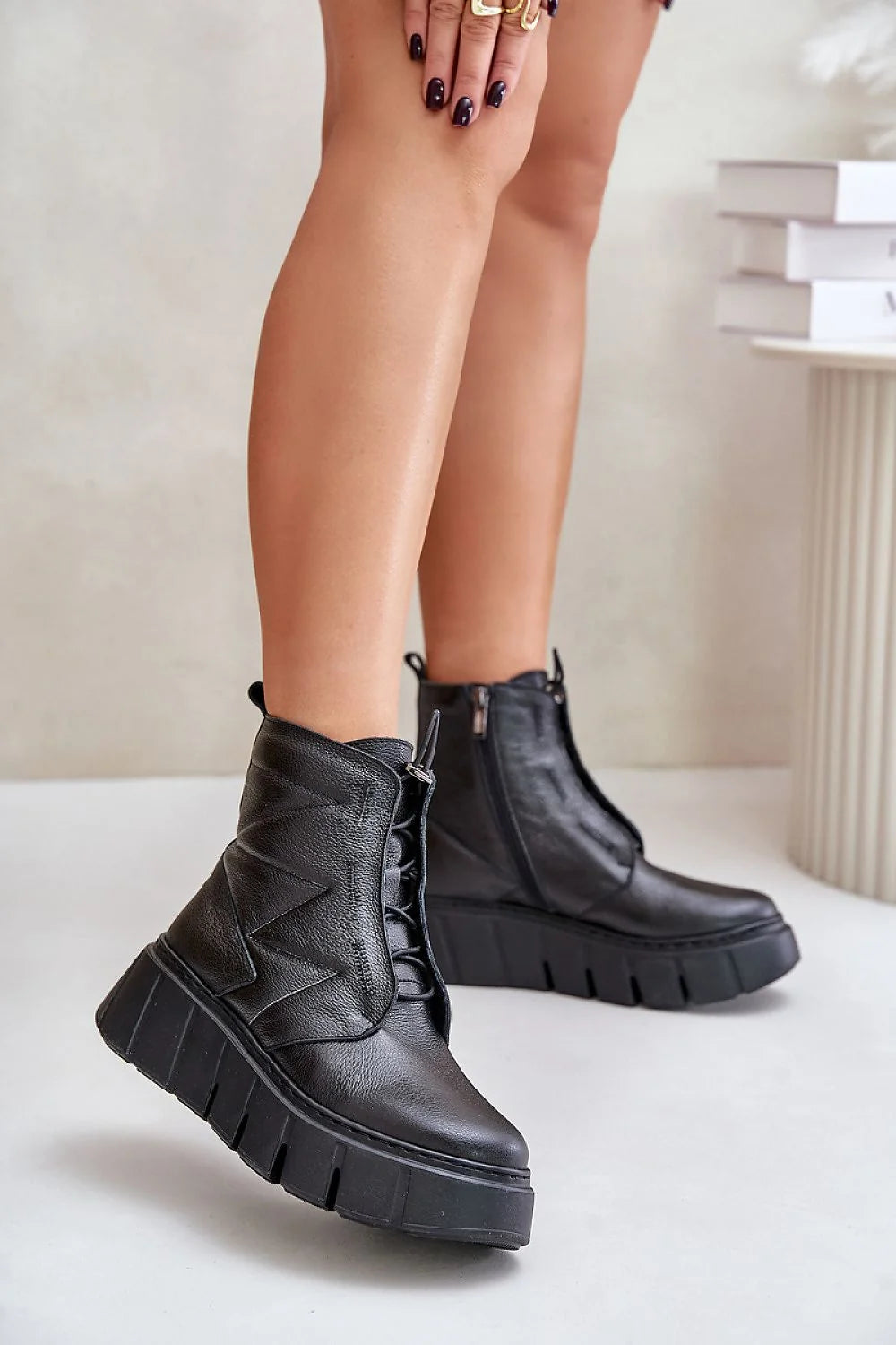 bottines femme cuir noir moderne audacieux motifs zigzag relief talon compensé plateforme semelle crantée antidérapante lacets décoratifs fermeture zippée