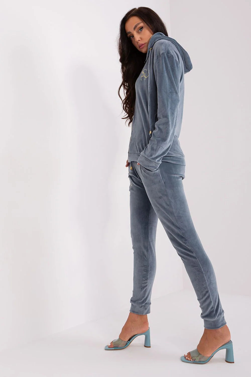 ensemble Relevance velours bleu gris femme veste pantalon capuche zippée dorée broderie discrète slim taille élastique