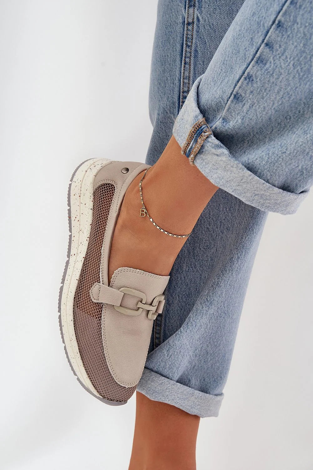 Mocassins pour femmes en cuir naturel confortables, style moderne, perforations délicates, couleur beige, tige 6 cm, semelle amortie, design slip-on, finitions soignées, talon compensé, occasions décontractées, idéal été, vêtements mode