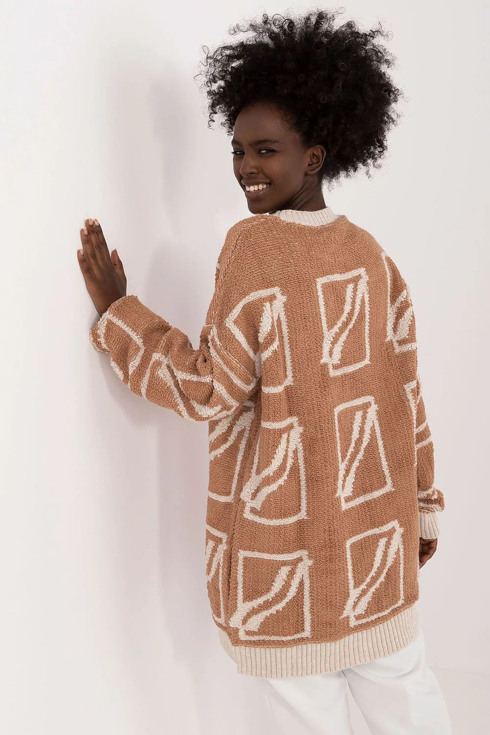Chandail pour femme style décontracté longue coupe allongée maille texturée marron clair motifs géométriques manches longues col rond finitions côtelées soft à toucher