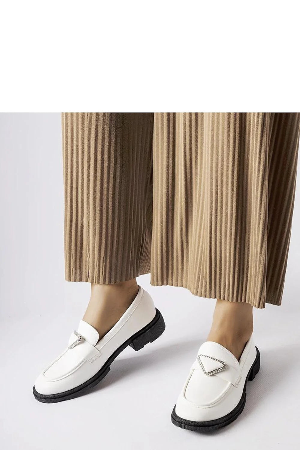 Moccasins femmes élégantes design moderne couleur blanche matériau haute qualité semelle caoutchouc occasion quotidienne et spéciale
