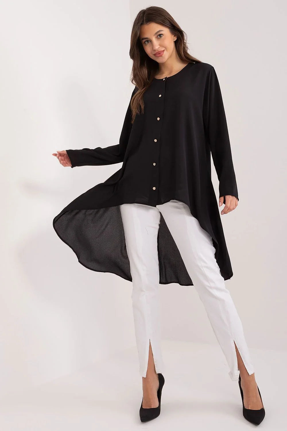 Ensemble vêtements femme tunique longue asymétrique noire pantalon blanc slim fit fente cheville matériau doux occasion semi-formelle