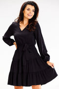 robe noire femme courte manches longues encolure V volants jupe étagée taille nouée cintrée fluide satinée trapèze polyvalente