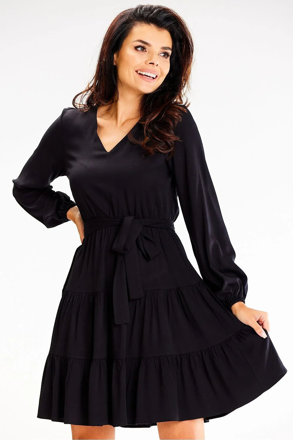 robe noire femme courte manches longues encolure V volants jupe étagée taille nouée cintrée fluide satinée trapèze polyvalente