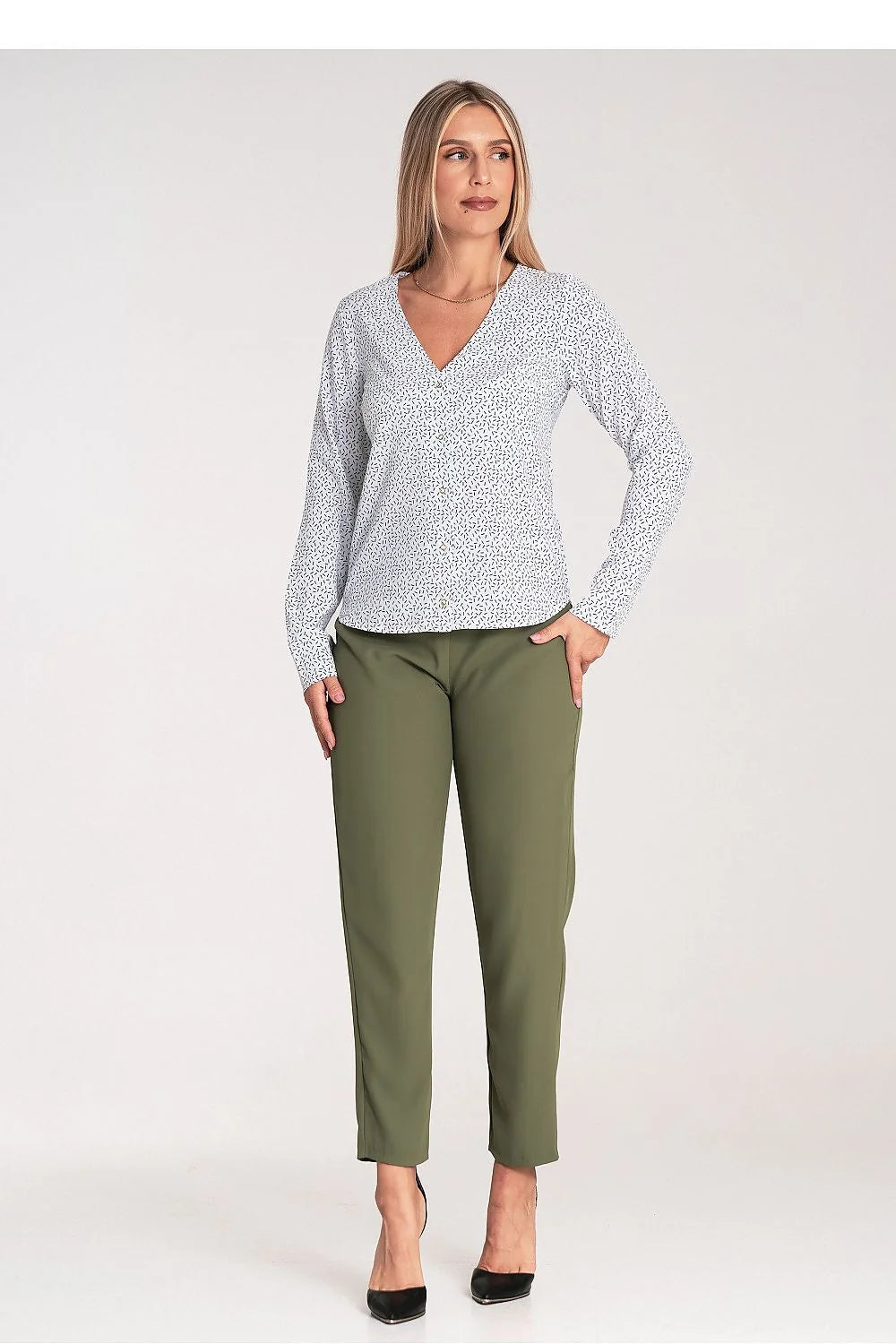Chemise à manches longues pour femmes V-neck motifs abstraits tissu léger matière douce coupe ajustée occasion professionnelle ou décontractée