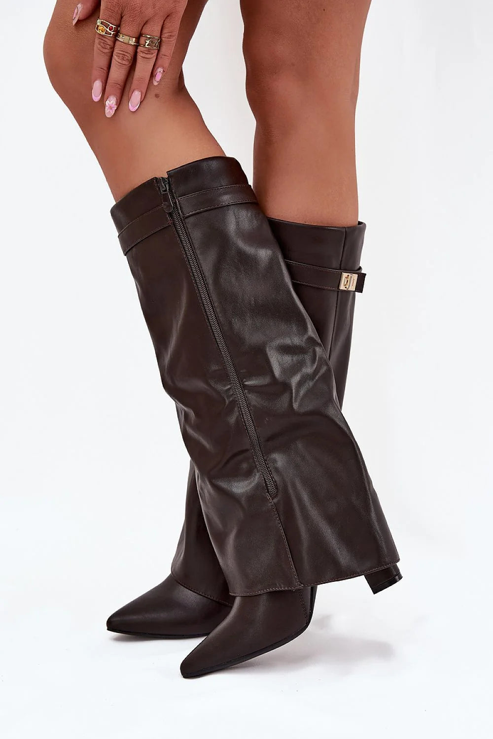 bottes femme similicuir genou marron foncé bout pointu talon colonne confortable tige repliée bride dorée boucle fermeture éclair