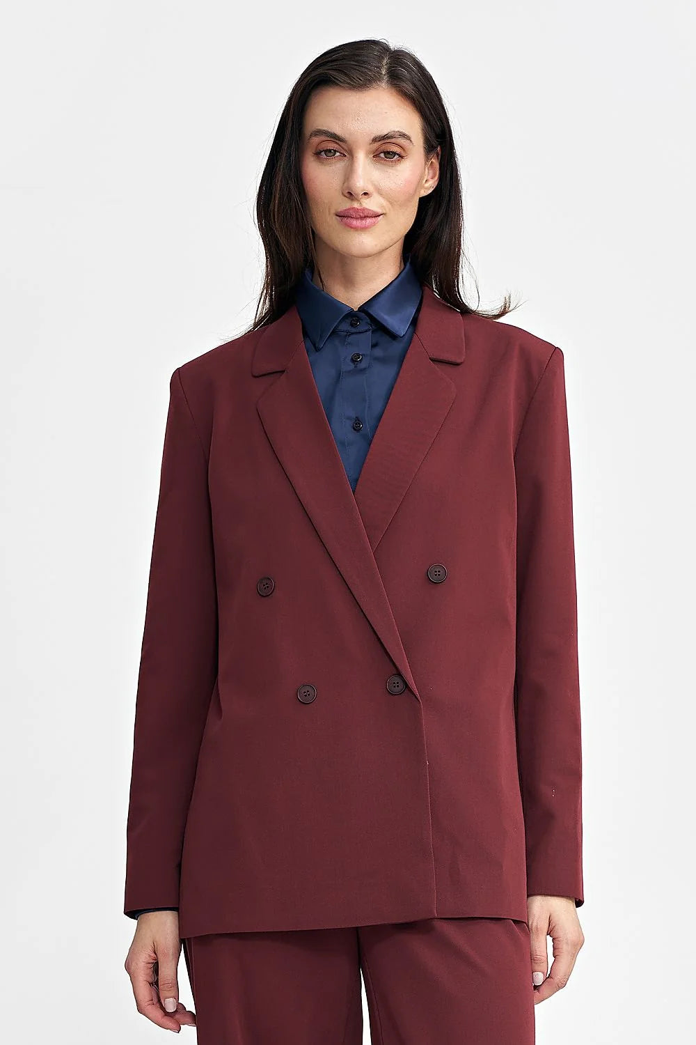 Blazer féminin élégant structuré coupe droite épaulettes subtiles longueur moyenne tissu laine polyester couleur bordeaux profond double boutonnage professionnel formel