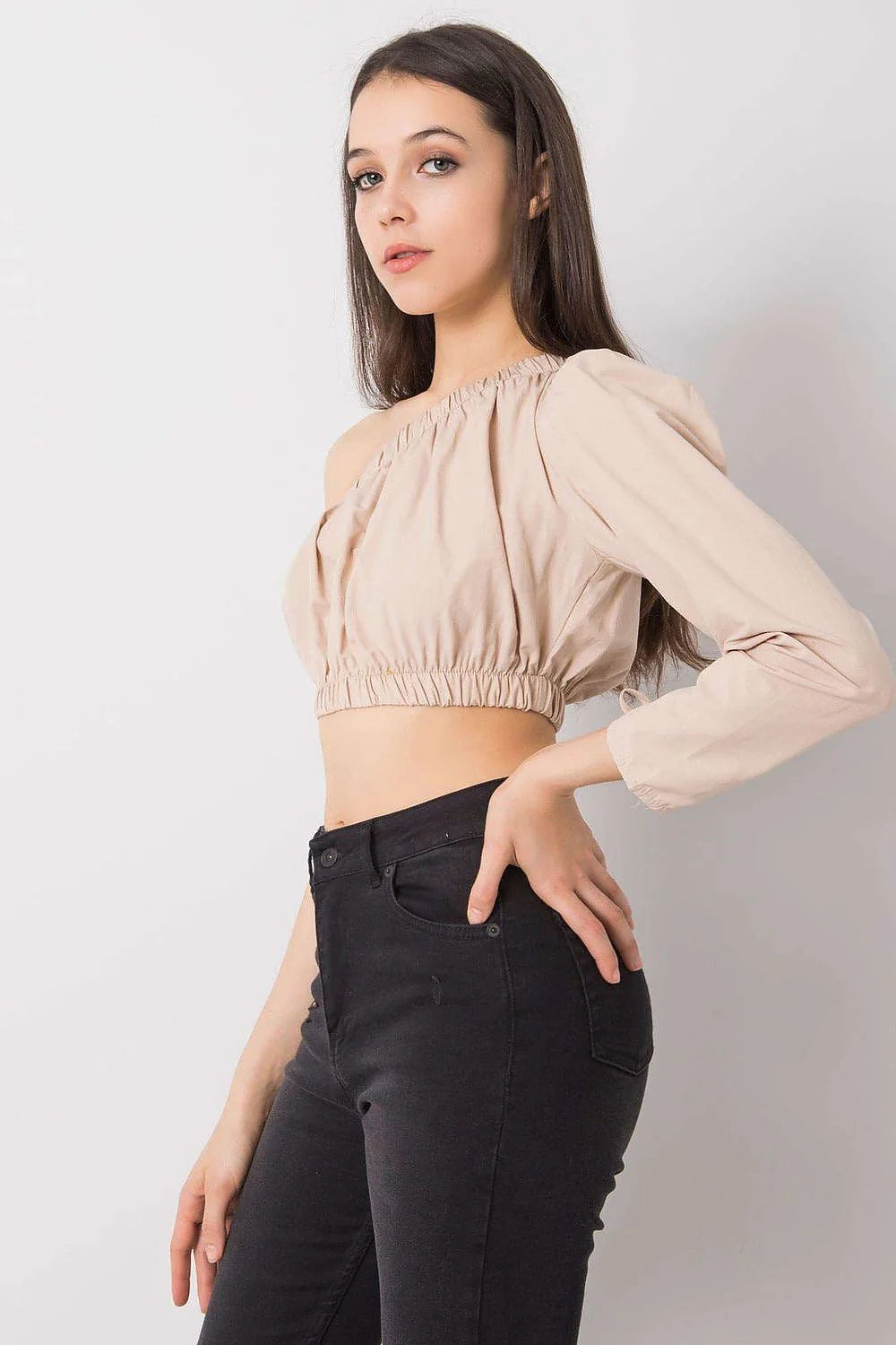 Top asymétrique femme manche longue décolleté asymétrique matériau léger coupe moderne coloris beige pâle