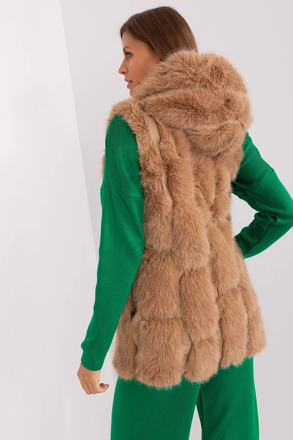 Gilet sans manches en fausse fourrure beige clair texture duveteuse coupe ample doublure satinée occasion automne hiver femmes