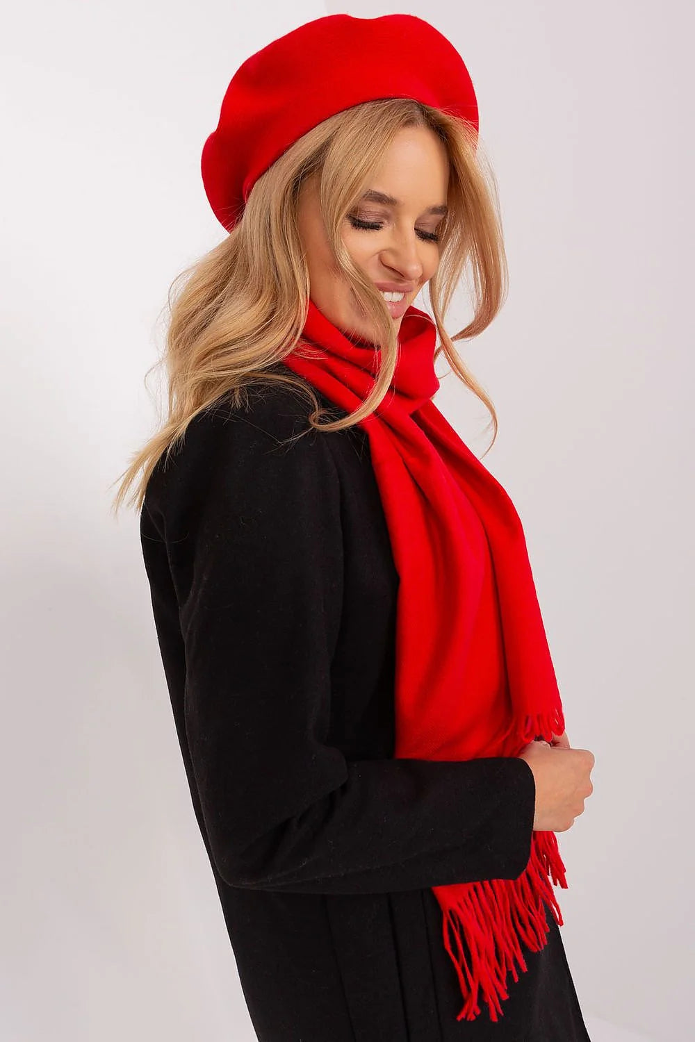 Béret et écharpe mode féminine rouge vif design classique style parisien accessoires hiver femme