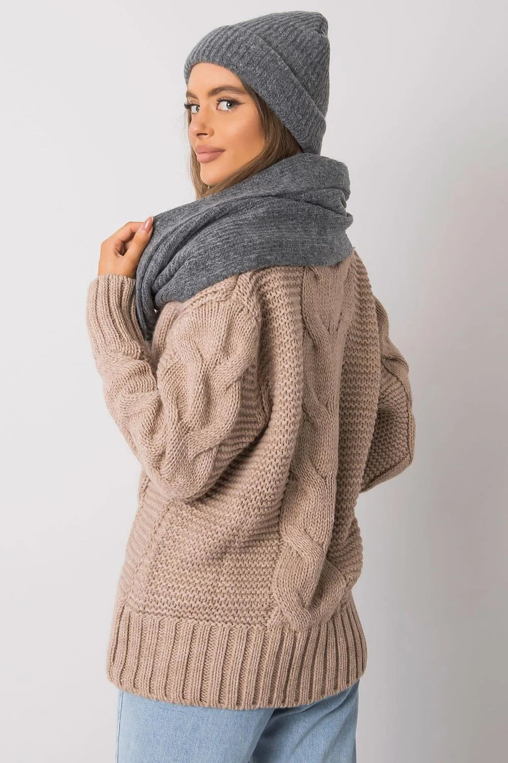 Ensemble hiver féminin gilet écharpe bonnet tricot acrylique laine beige grise femmes occasion automne hiver mode cosy