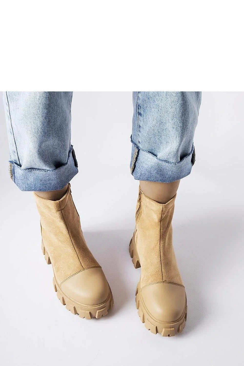 Bottines pour femmes style contemporain robuste tige haute semelle épaisse beige éco-suède zippée détails couture