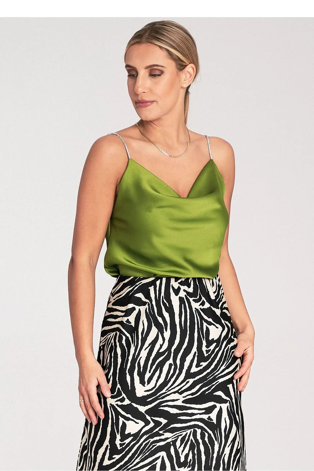 Top en satin vert vif avec bretelles scintillantes cristaux décolleté cascade ajusté coupe moderne femme