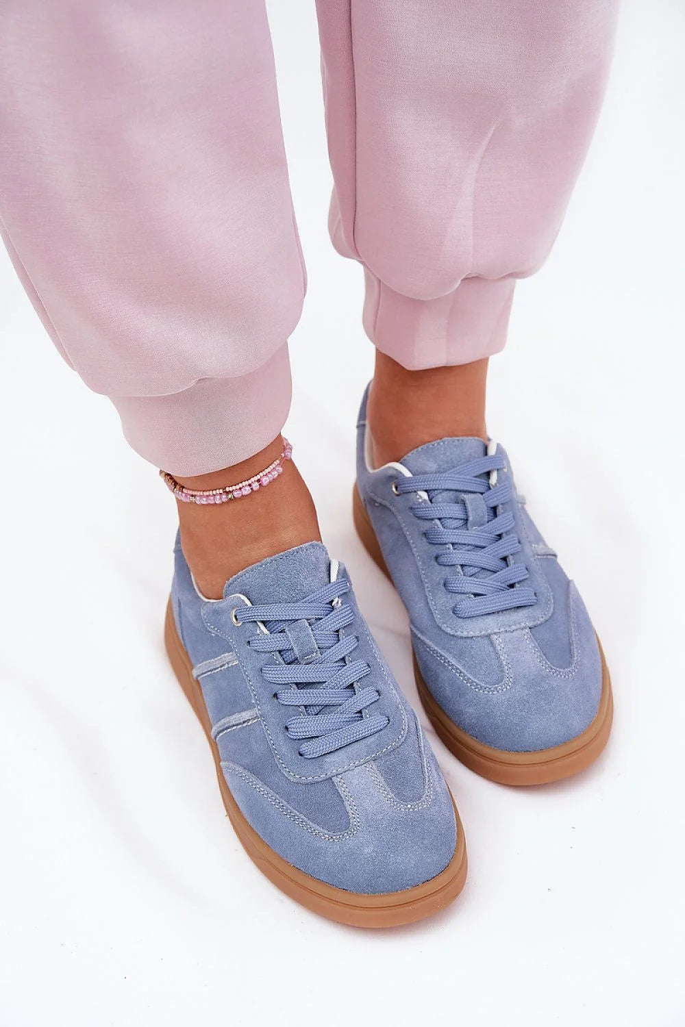 Sneakers basses pour femmes en daim naturel bleu pastel confortable élégante design classique lacage traditionnel semelle intérieure cuir amorti