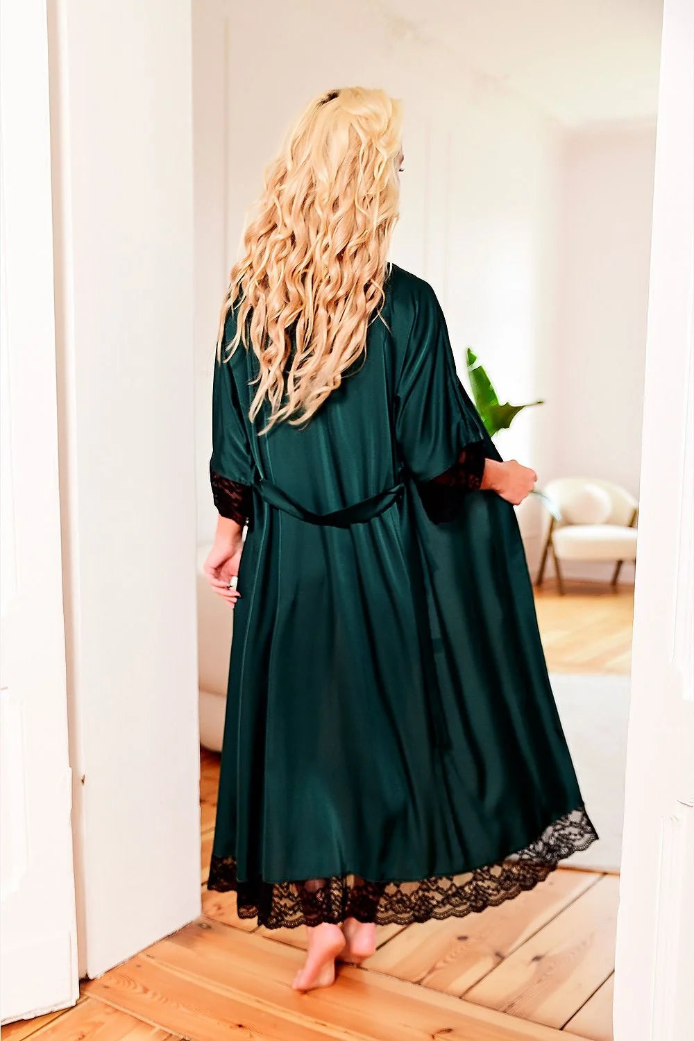 Peignoir élégant pour femmes en satin vert émeraude dentelle noire manches kimono longueur maxi