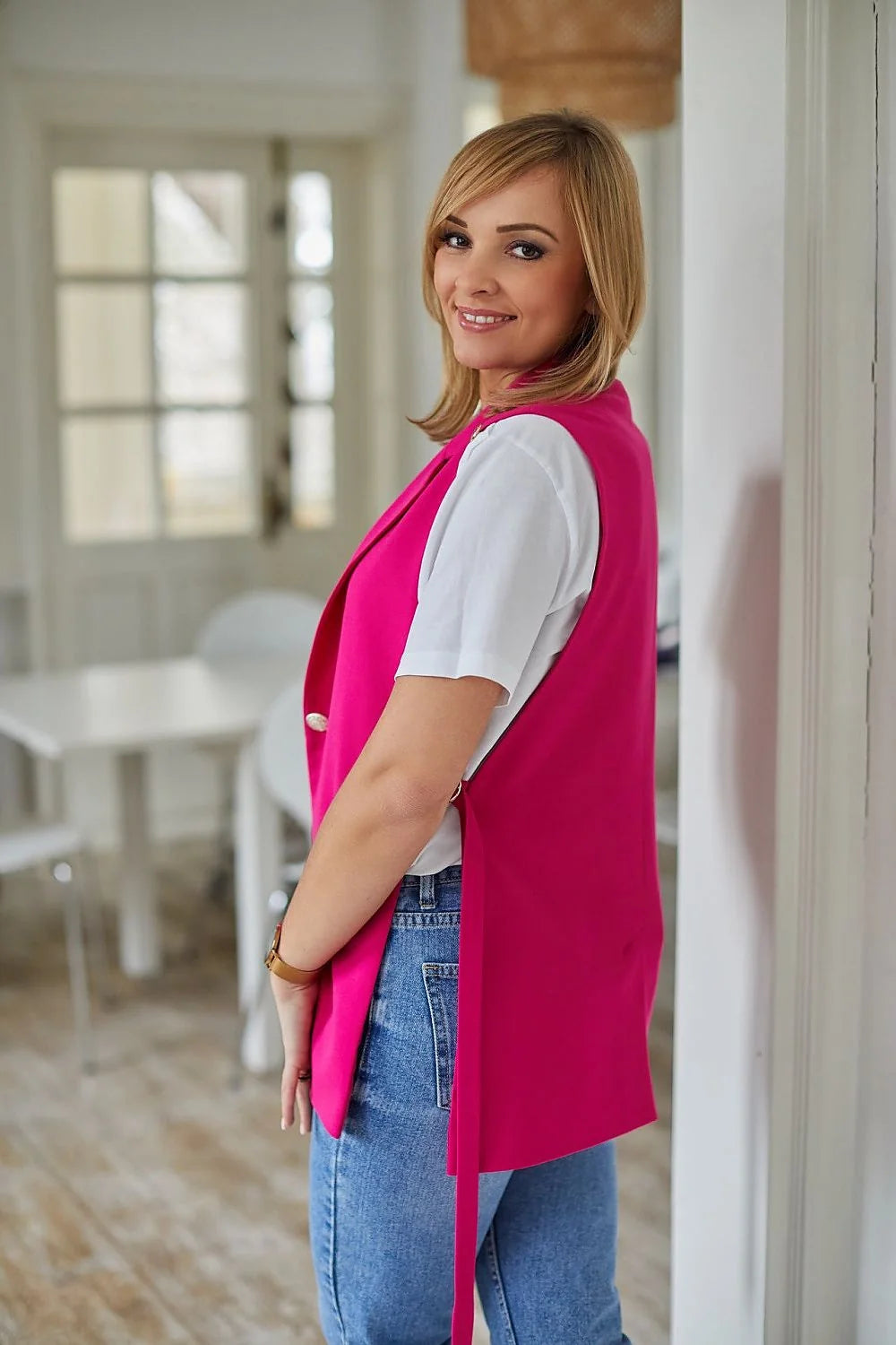 Gilet sans manches La Aurora coupe longue col tailleur finitions dorées matière doublée robe élégante femmes
